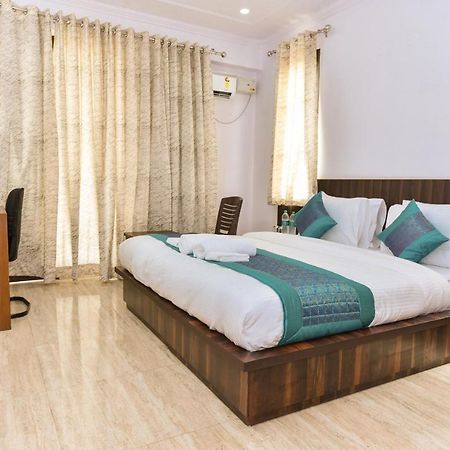 Rbm Residency Hotel Гургаон Екстериор снимка