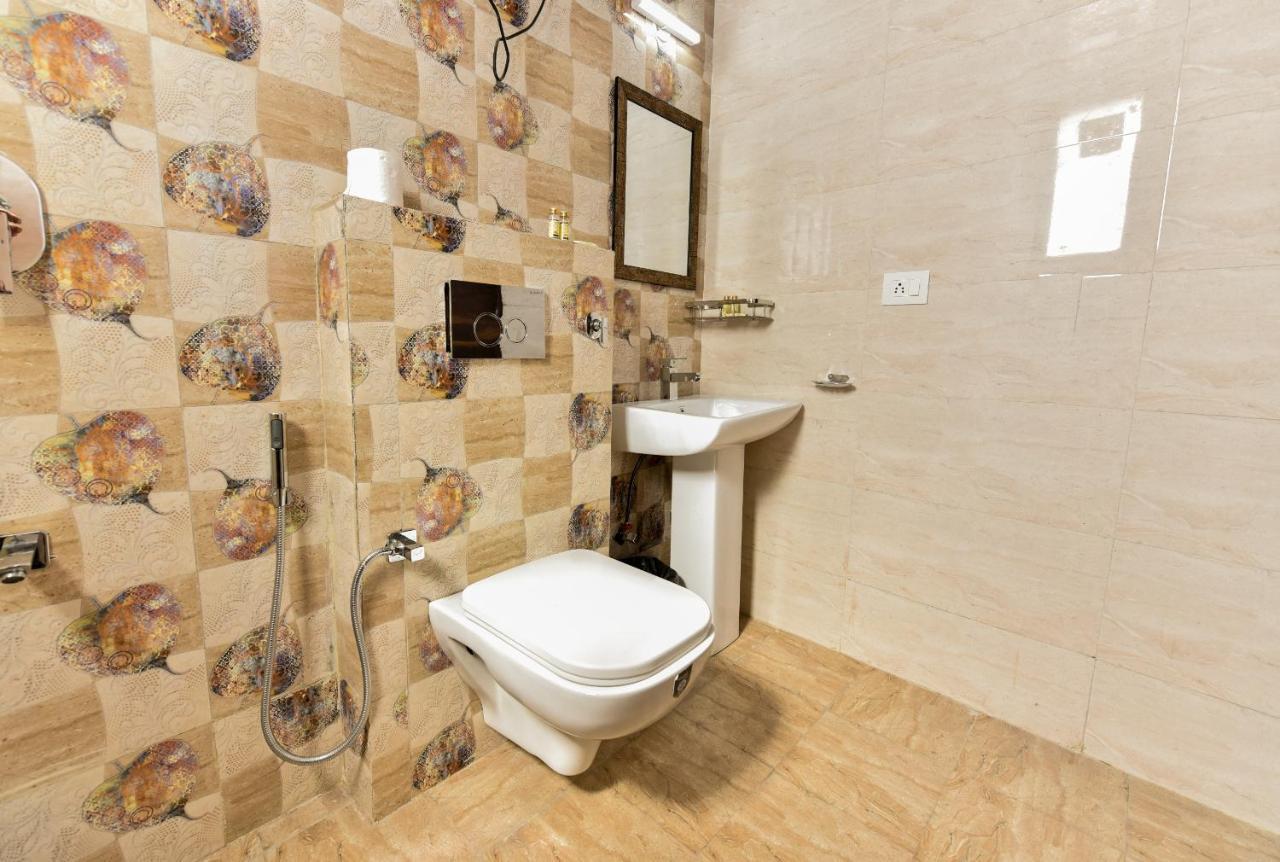 Rbm Residency Hotel Гургаон Екстериор снимка