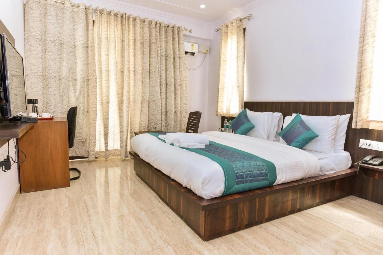 Rbm Residency Hotel Гургаон Екстериор снимка